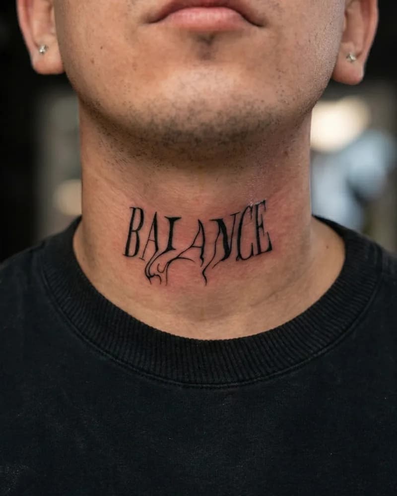 Tatuaje lettering BALANCE en cuello